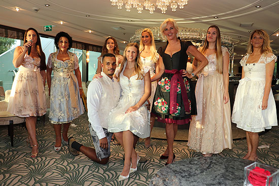 Fashion Show &bdquo;ASTRID S&Ouml;LL DIRNDL COUTURE&ldquo; vor der &bdquo;SHOWCASE NIGHT&ldquo; mit SARAH LAUX auf der MS Joy am 22.08.2020 (&copy;Foto: Martin Schmitz)
